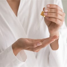 مستلزمات التجميل الأساسية - جمالك في متناول يدك